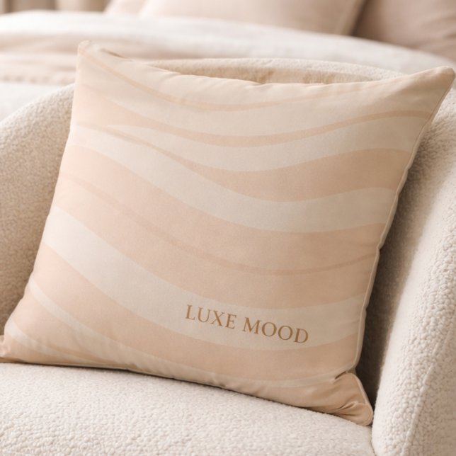 Almohada beige rosada con estampado ondulado (A diagonal blush ripple across warm beige brings gentle movement to neutral interiors.)