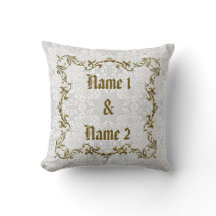 Almohada blanca de la fecha de los nombres del