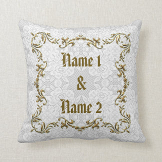 Almohada blanca de la fecha de los nombres del