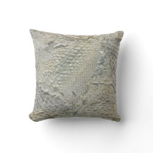 Almohada blanca de la piel de serpiente
