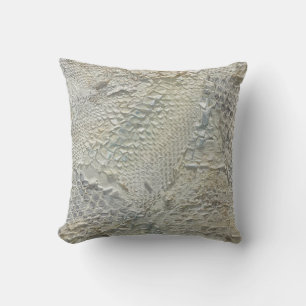 Almohada blanca de la piel de serpiente