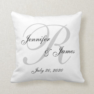Almohada blanca y gris del recuerdo de la boda del