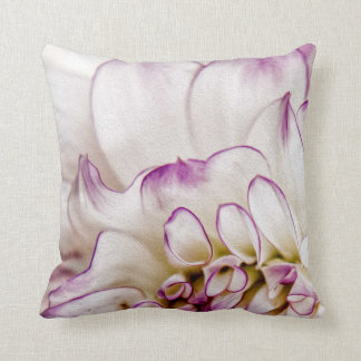 Almohada blanca y púrpura de la flor de la dalia