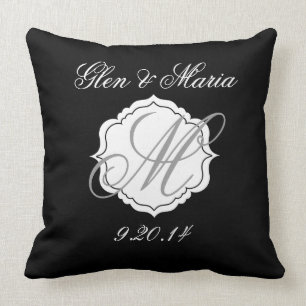 Almohada blanco y negro de la fecha de la boda del