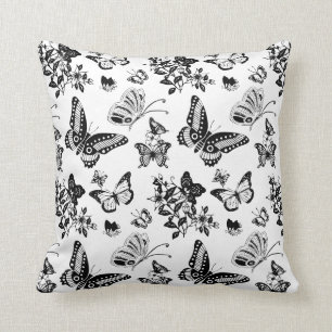 Almohada blanco y negro del diseño de la mariposa