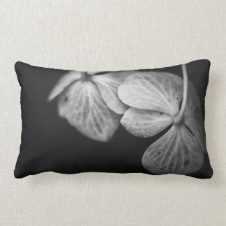 Almohada blanco y negro del Hydrangea