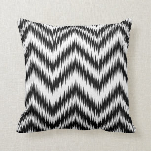 Almohada blanco y negro del modelo de Chevron Ikat