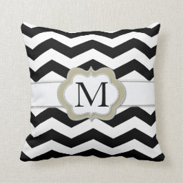 Almohada blanco y negro del monograma de Chevron