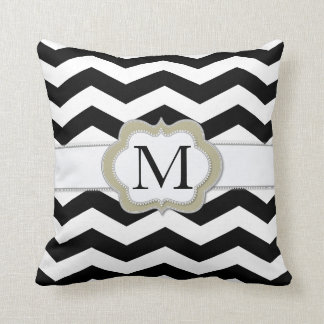 Almohada blanco y negro del monograma de Chevron