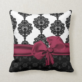 Almohada blanco y negro elegante del arco del
