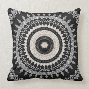 Almohada bohemia de color topo gris y negra de la