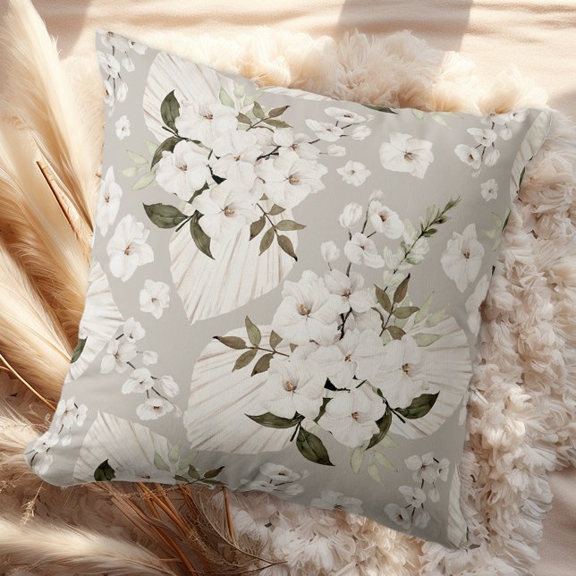 Almohada bohemio floral neutra con flores blancas (Floral Throw Pillow)