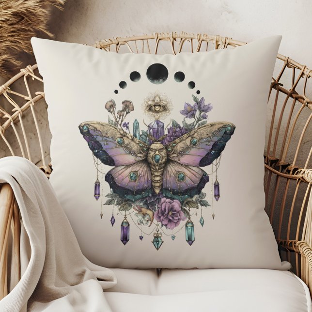 Almohada Celestial Moth Moon Phases (Celestial Moth Moon Phases Throw Pillow in a boho rattan armchair)