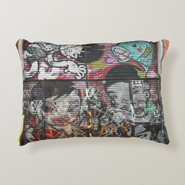 almohada Chica de graffiti. (Anverso)