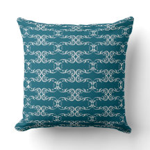 Almohada clásica blanca con patrón ornamental