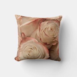 Almohada clásica de tirar con rosas de crema y pun