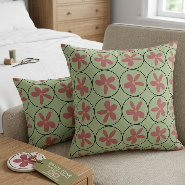 Almohada con acento floral retro verde y rosa (Subido por el creador)