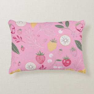 Almohada con acento floral y fresa rosa