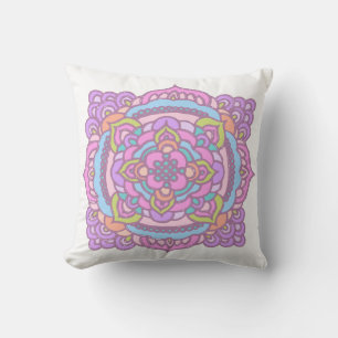 Almohada con adorno de tracería de colores brillan