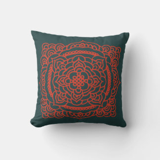 Almohada con adorno de tracería roja sobre fondo v