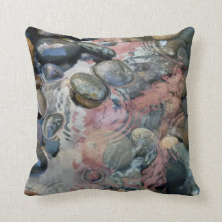 almohada con agua y las piedras