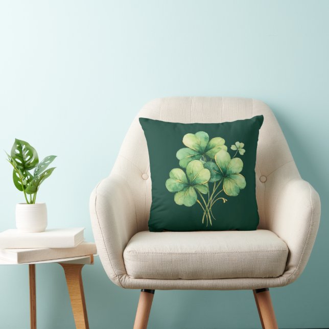 Almohada con bouquet de trébol de acuarela en Fore (Silla)