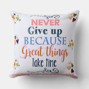 Almohada con cita inspiradora en letras negritas