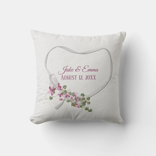 Almohada con Corazón de Cinta Floral y Fecha de Bo (Anverso)