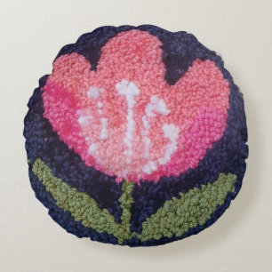 almohada con diseño de flor rosa de punch de aguja
