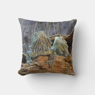 Almohada con dos lagartos curiosos