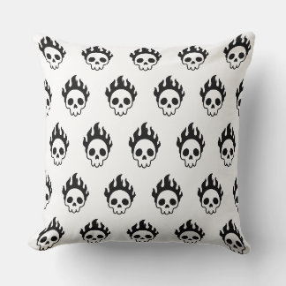Almohada con estampado de calavera en llamas para 