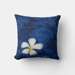 Almohada con estampado floral de flor blanca de pl