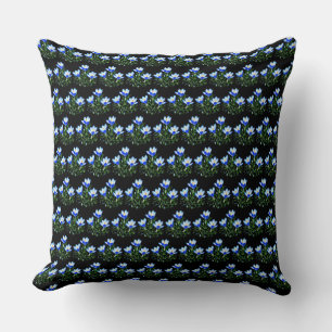 Almohada con flores de crocus azules sobre baldosa