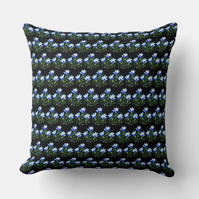 Almohada con flores de crocus azules sobre baldosa (Anverso)