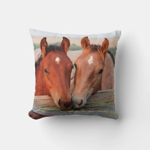 Almohada con foto de dos caballos marrones en una 