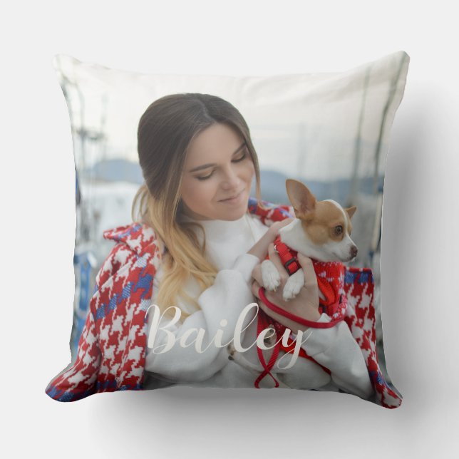 Almohada con foto de perro y texto blanco con acen (Anverso)