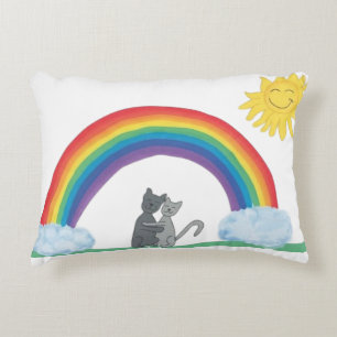 Almohada con Gatos Abrazándose bajo Arcoíris y Sol