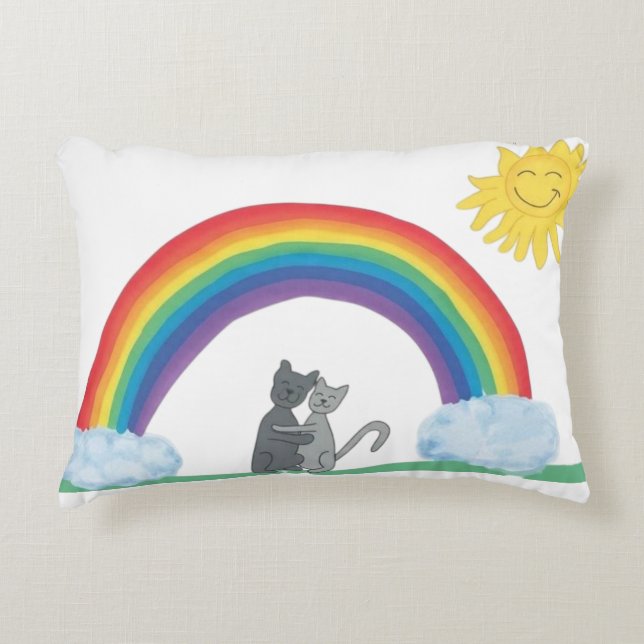 Almohada con Gatos Abrazándose bajo Arcoíris y Sol (Anverso)