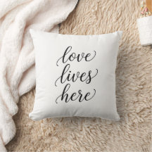 Almohada con guion de Aquí Vive el Amor