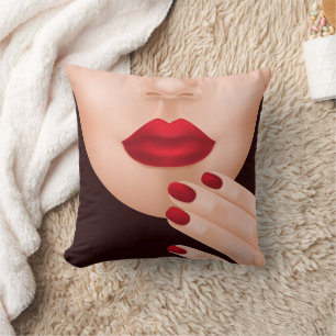 Almohada con ilustración de labios rojos