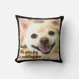 Almohada con la frase Sonríe como si tu perro te e