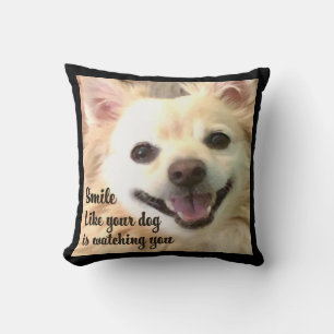 Almohada con la frase Sonríe como si tu perro te e