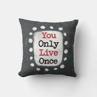 Almohada con la frase 'You Only Live Once YOLO'