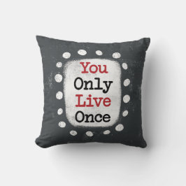 Almohada con la frase 'You Only Live Once YOLO'