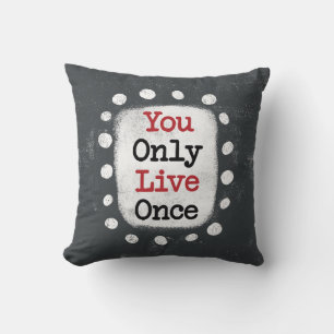 Almohada con la frase 'You Only Live Once YOLO'
