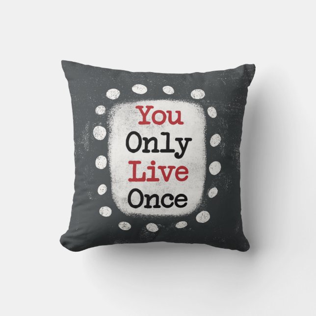Almohada con la frase 'You Only Live Once YOLO' (Anverso)
