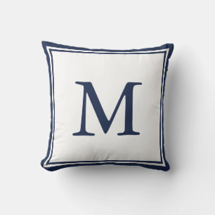 Almohada con letra y doble borde azul marino
