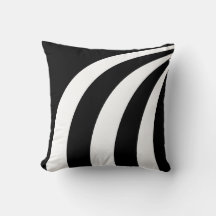 Almohada con líneas onduladas en blanco y negro