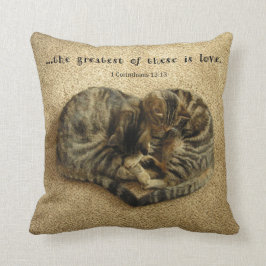 Almohada con los gatos en la forma de un corazón
