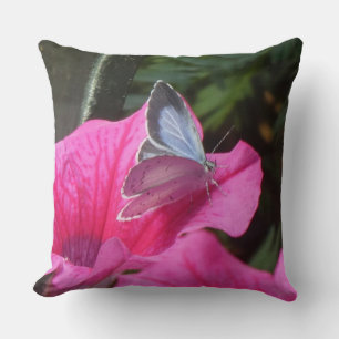 Almohada con Mariposa Azul de Acebo en Flor Rosa